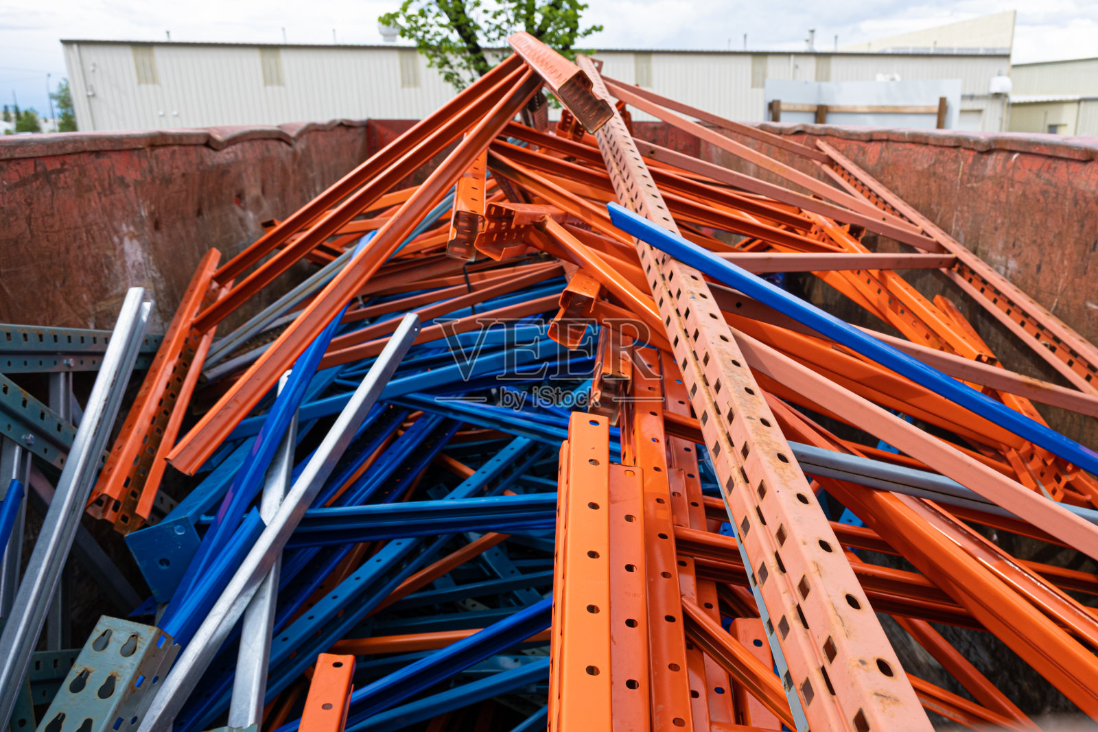 将废金属堆放在回收站中照片摄影图片