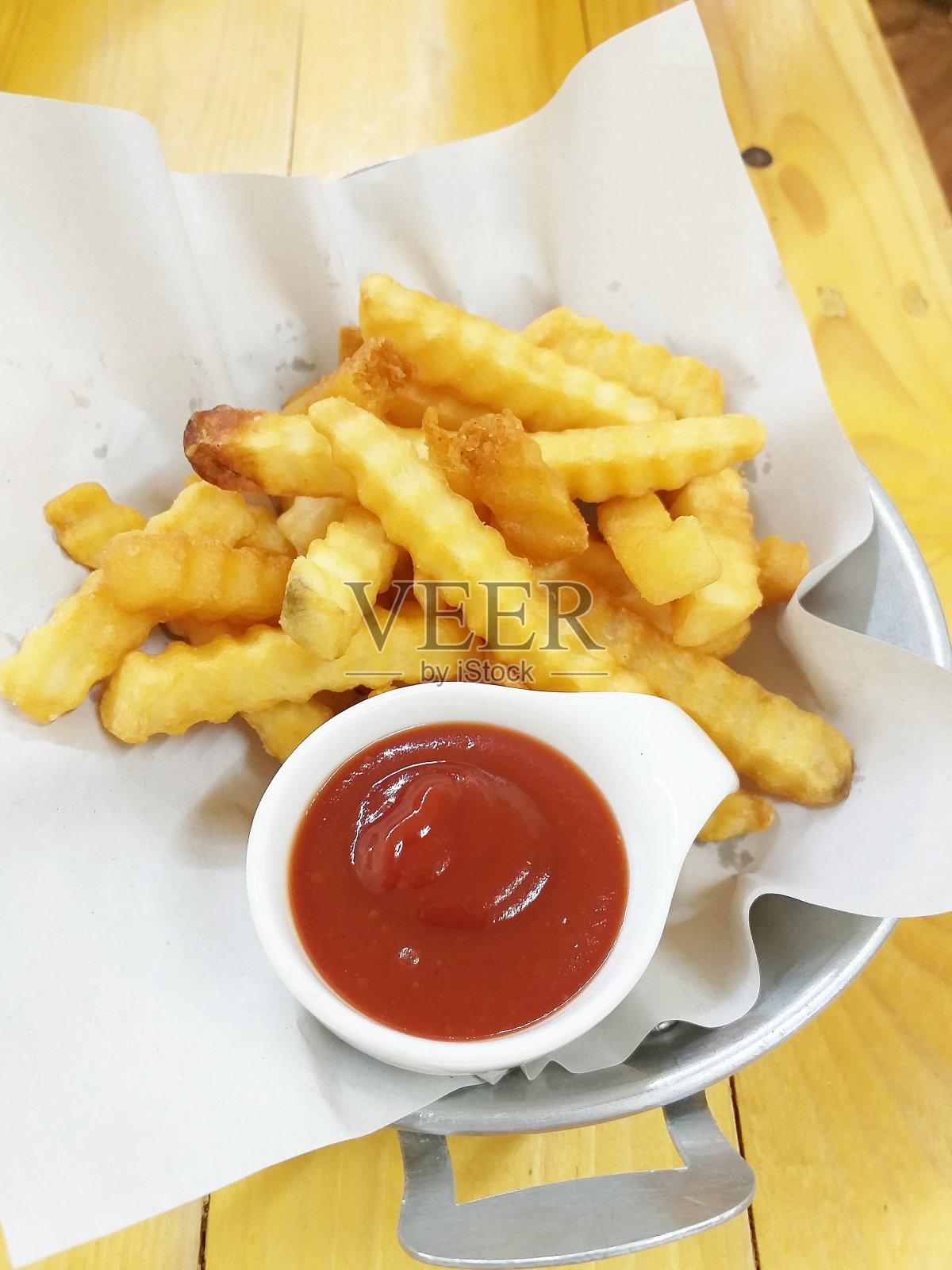 街头小吃中的炸薯条照片摄影图片