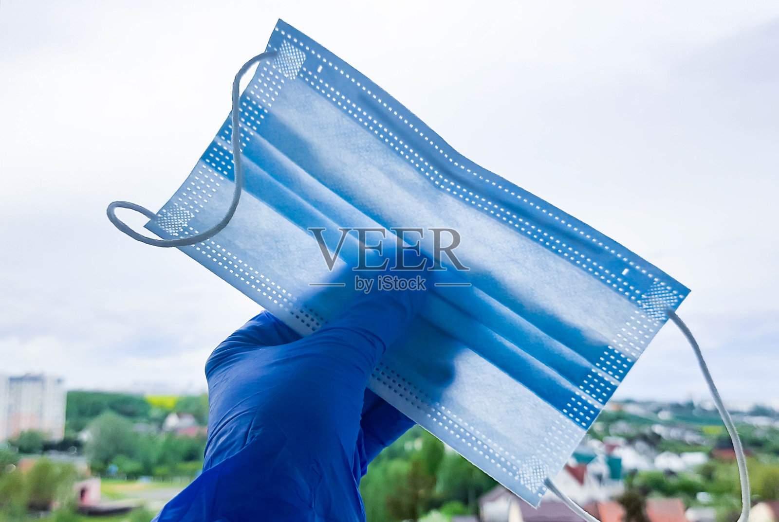 手里拿着医用口罩照片摄影图片