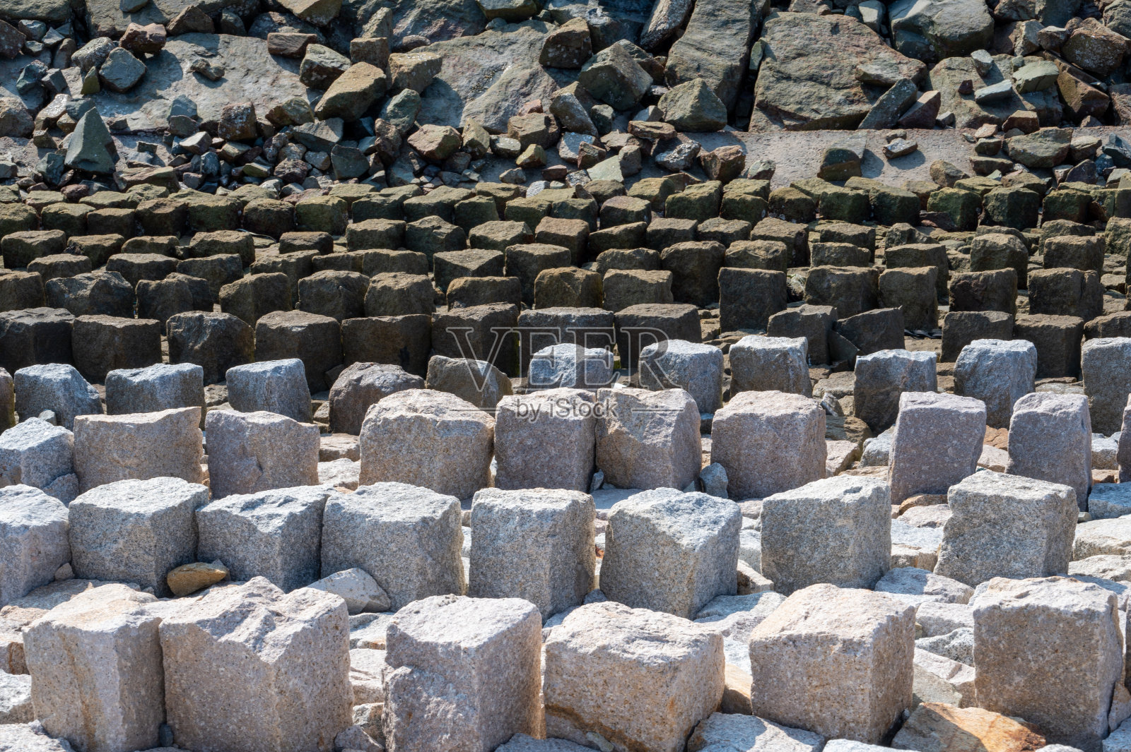 墙壁由石头砌成，墙上有美丽的图案照片摄影图片