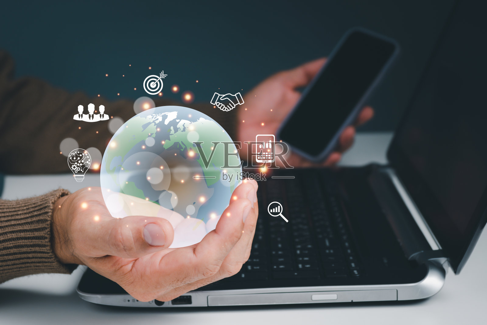 商人使用手机上的应用技术进行全球业务和互联网连接到数字营销，金融和银行，关于技术的概念数字链接和大数据。照片摄影图片