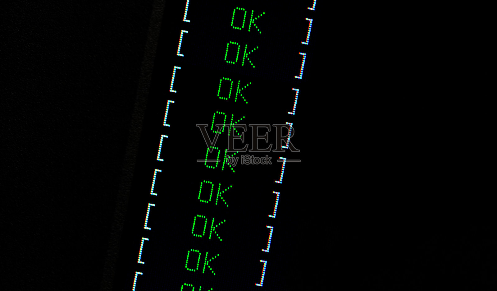 可以在黑屏上查看文本，任务成功，系统检查完成，检查列表通过，计算正结果计算成功确认，区块链链接技术抽象概念照片摄影图片