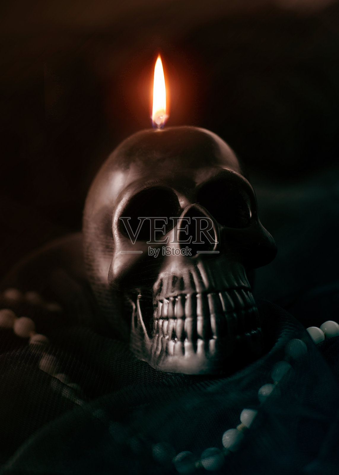 巫婆桌上的黑色烛台。神秘，深奥，占卜和巫术崇拜的概念。万圣节的概念照片摄影图片