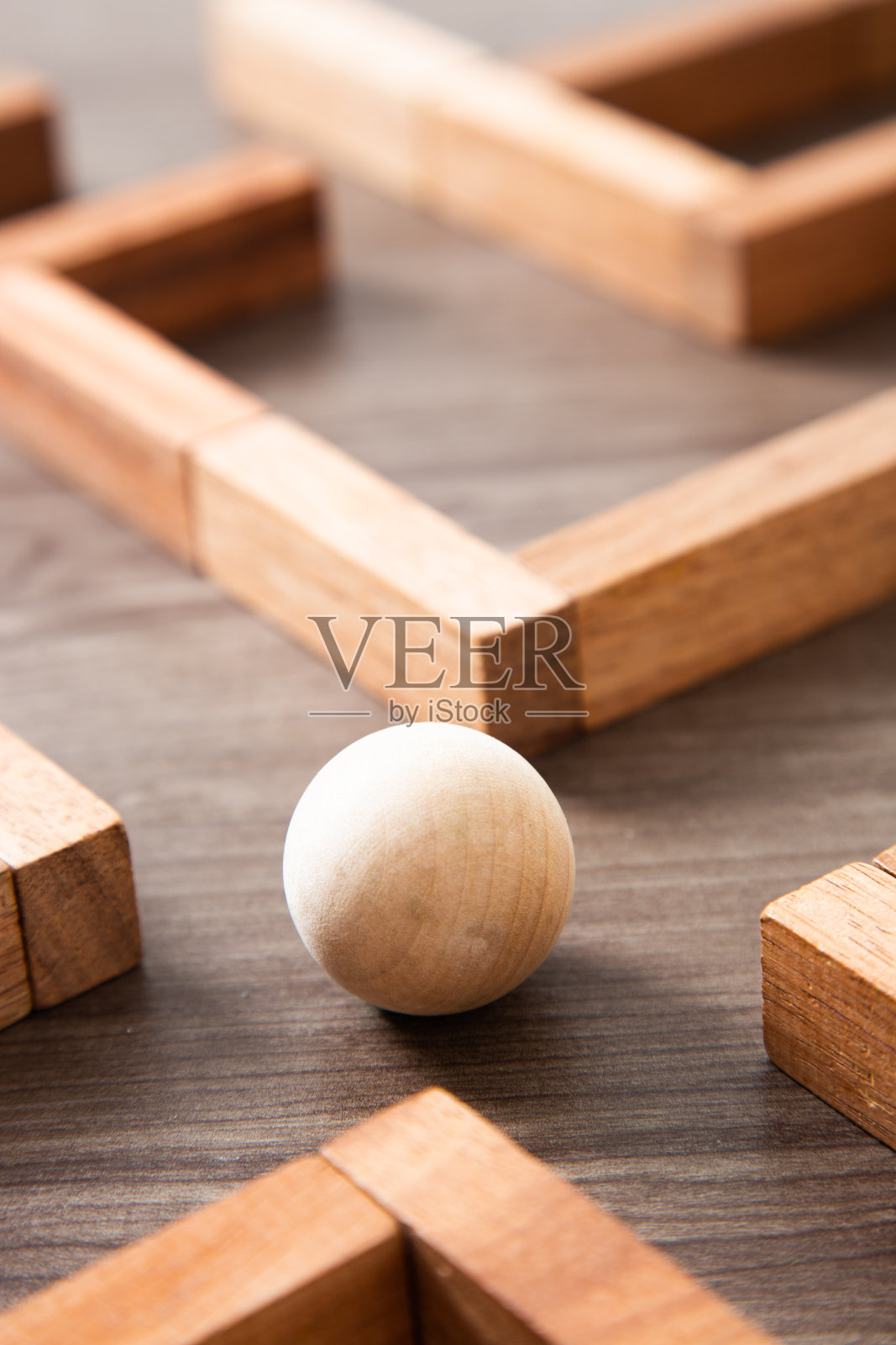 站在迷宫中寻找最佳方法或解决方案的概念照片照片摄影图片