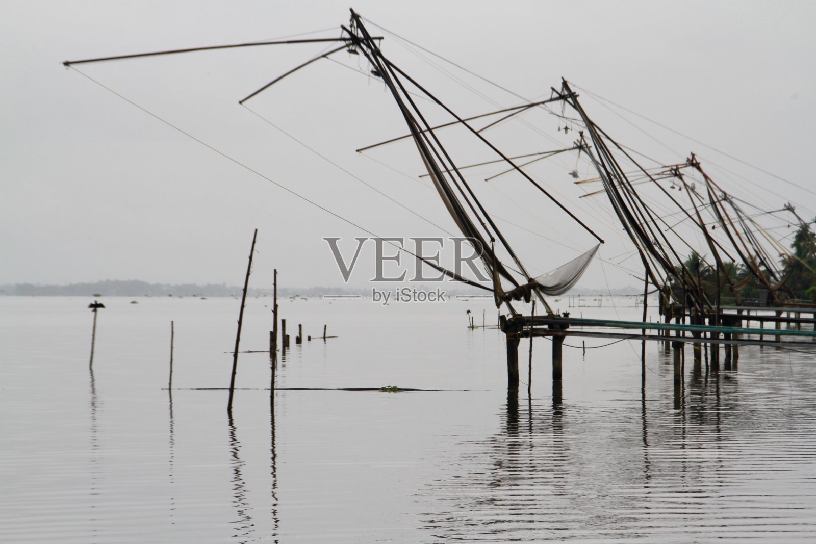 湖里有渔网照片摄影图片
