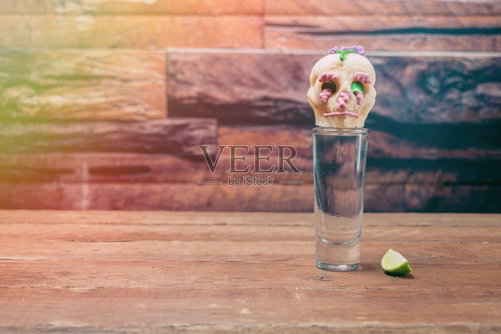 一杯龙舌兰，作为亡灵节的祭品，还有糖骷髅。墨西哥传统装饰照片摄影图片