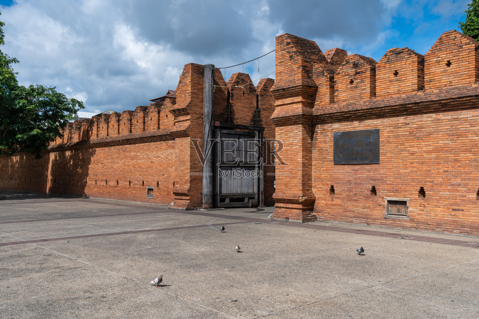 塔帕门清迈古城古城墙是泰国北部清迈最受欢迎的旅游目的地和旅游景点。照片摄影图片