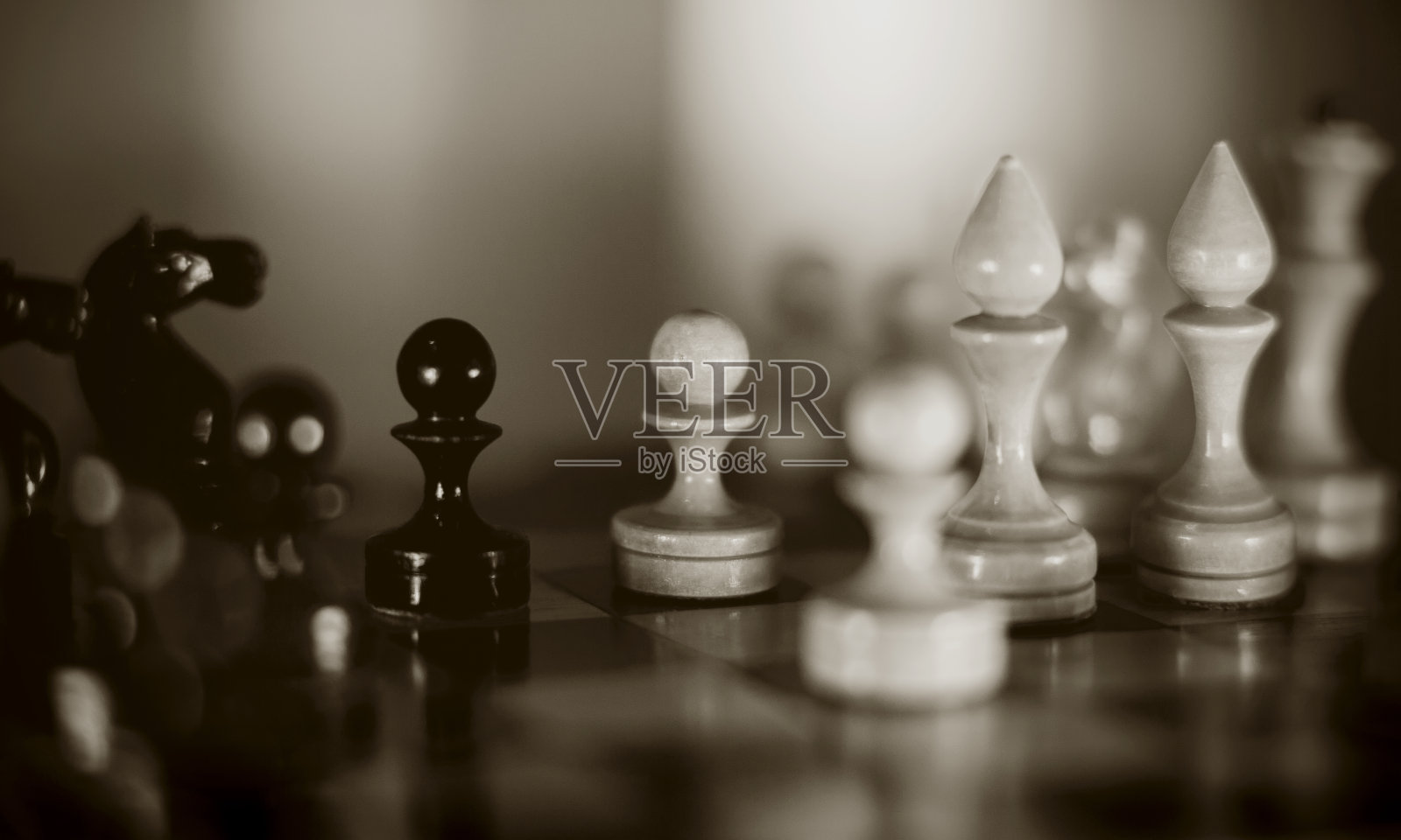 棋盘上的木制棋子。国际象棋知识比赛。照片摄影图片