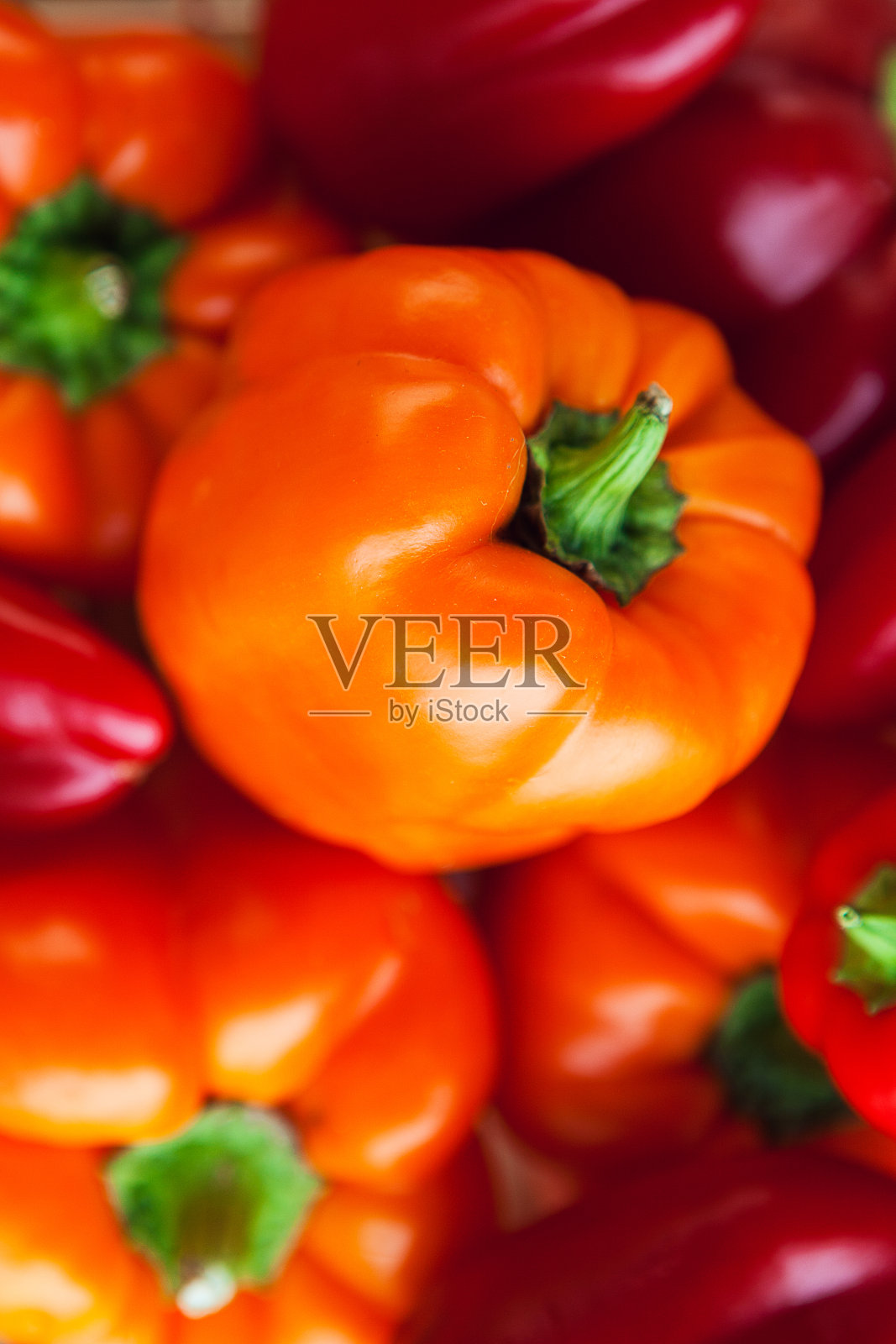 红色和黄色的甜椒，靠近点。胡椒背景照片摄影图片