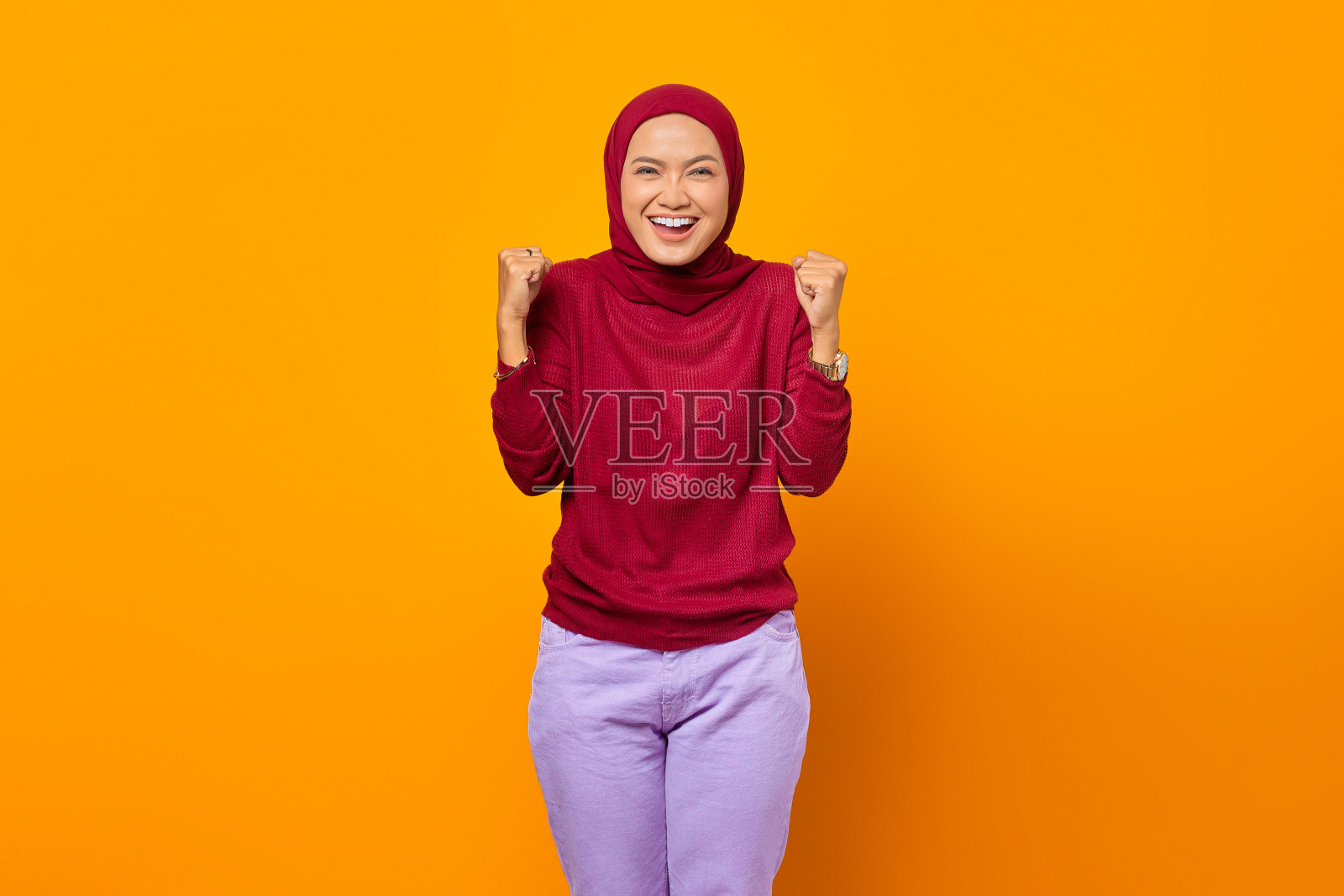 兴奋的亚洲穆斯林妇女庆祝胜利，微笑着展望未来照片摄影图片