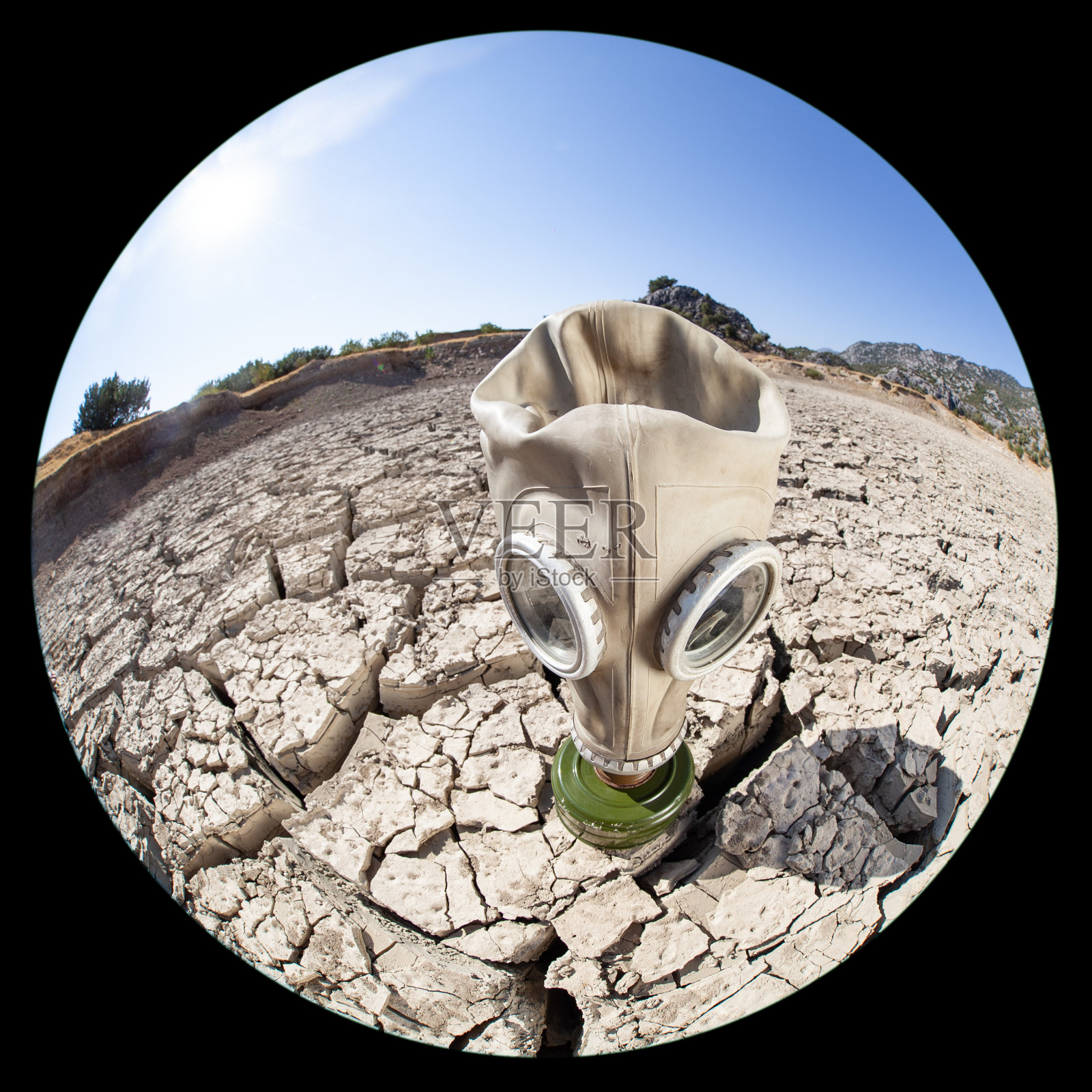 干裂地球上的防毒面具，应对气候变化的概念照片摄影图片