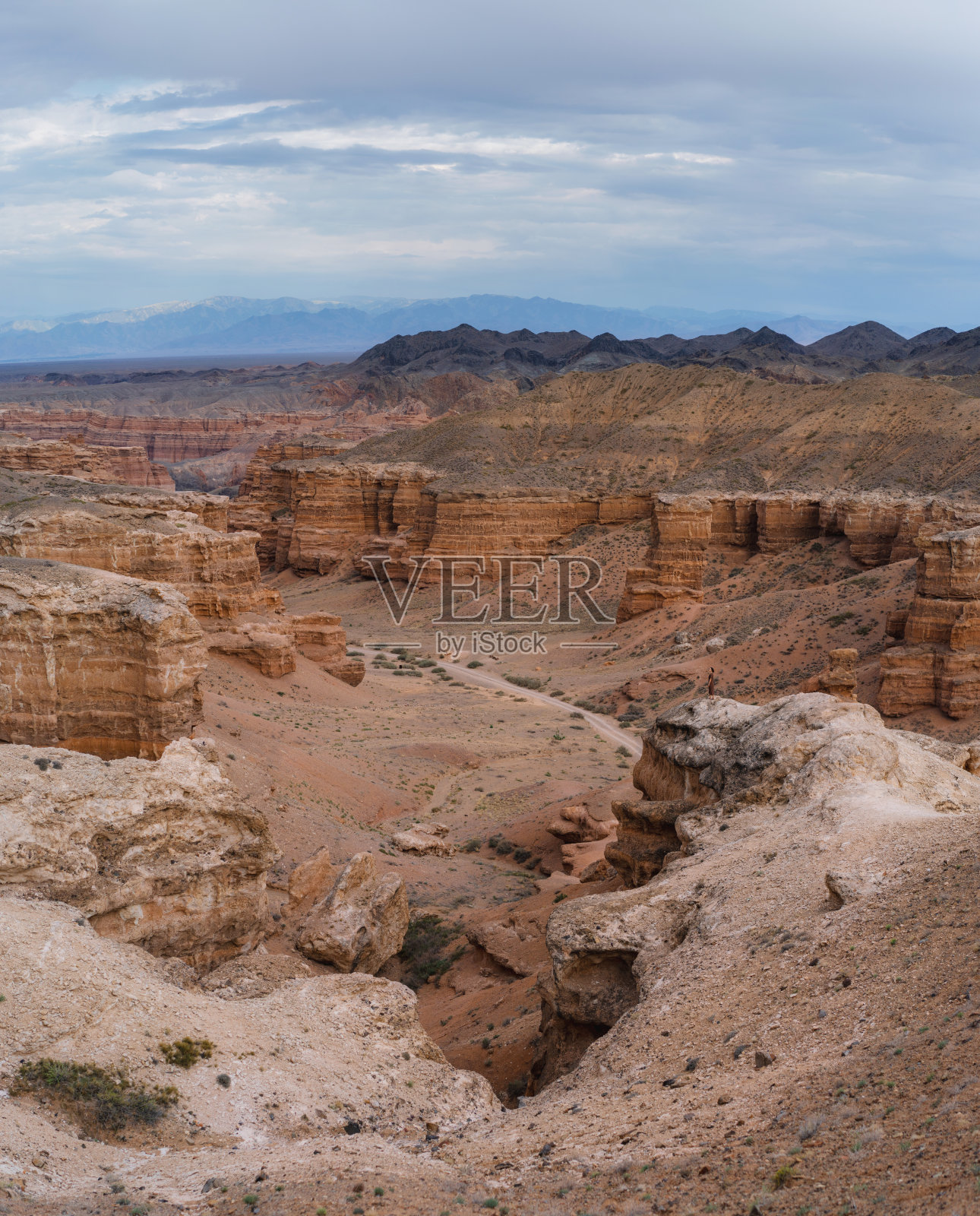 哈萨克斯坦峡谷中的女人照片摄影图片