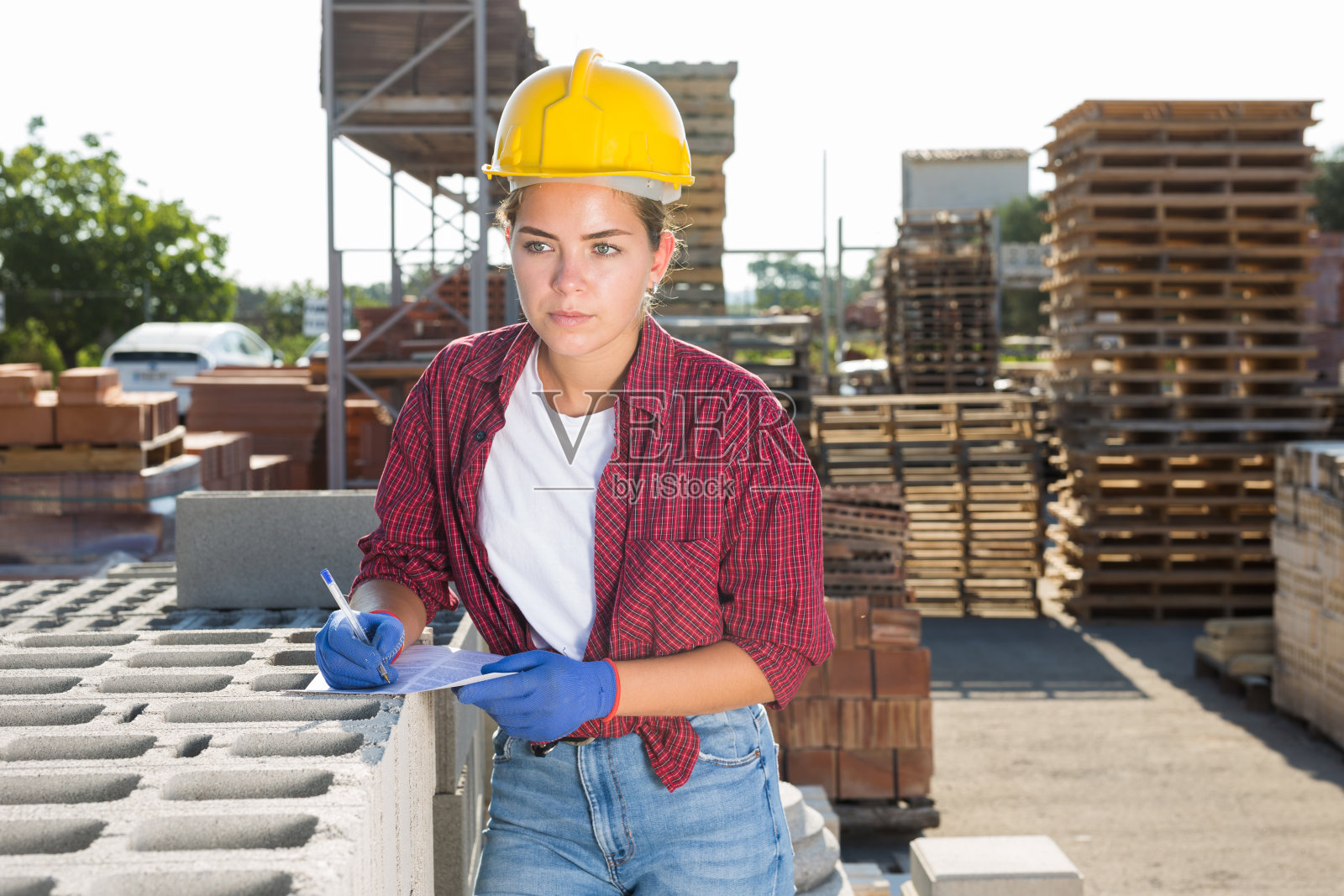 女职工检查库房砖的数量照片摄影图片