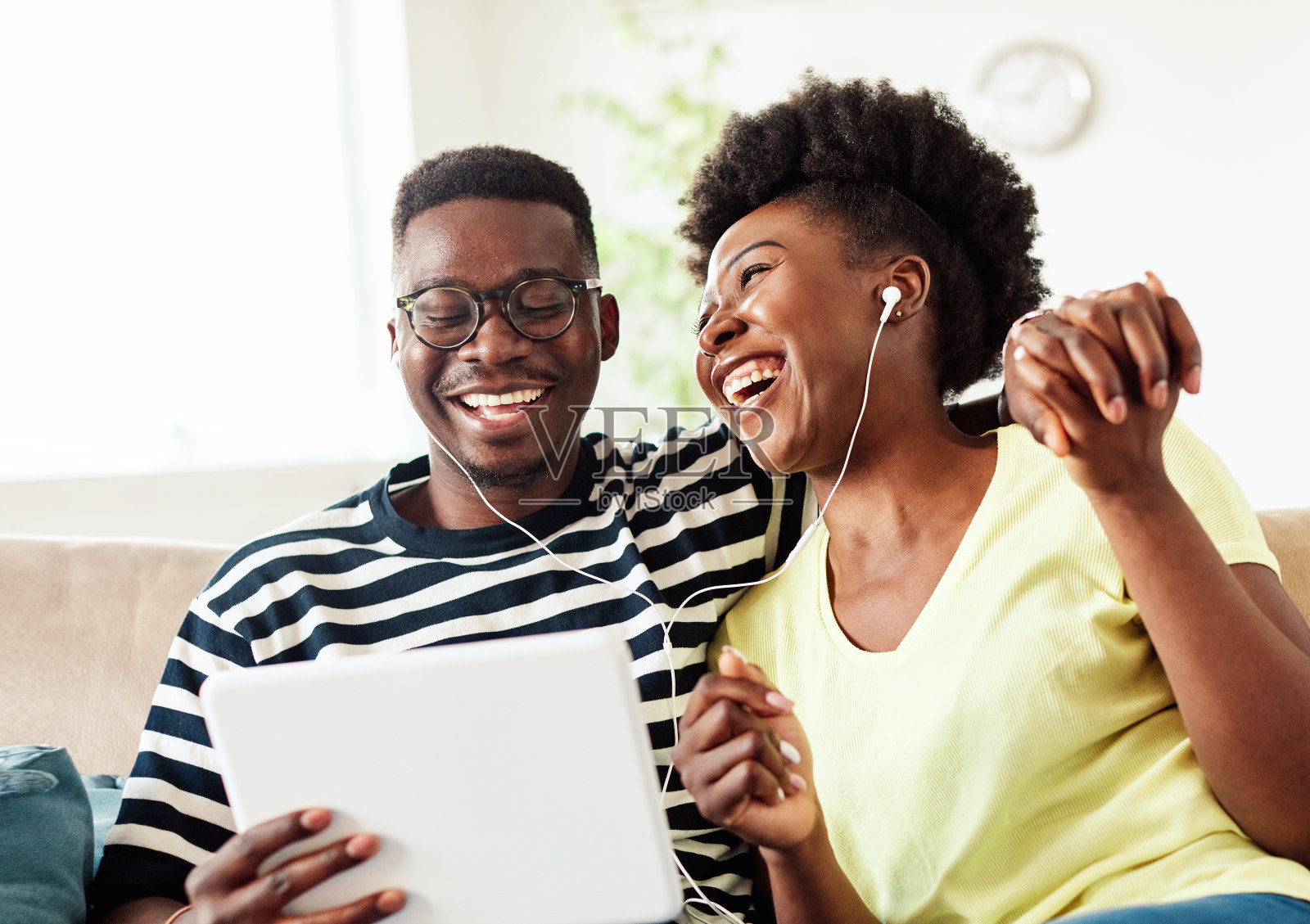 女人夫妇男人幸福幸福爱黑人年轻的生活方式一起浪漫的男朋友女朋友音乐听声音平板耳机耳机娱乐照片摄影图片