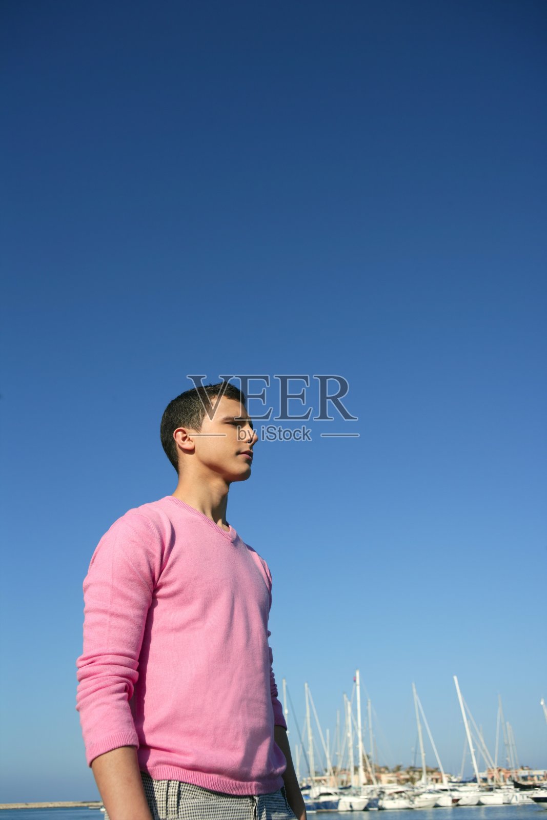 一个英俊的年轻人在夏天的港口照片摄影图片