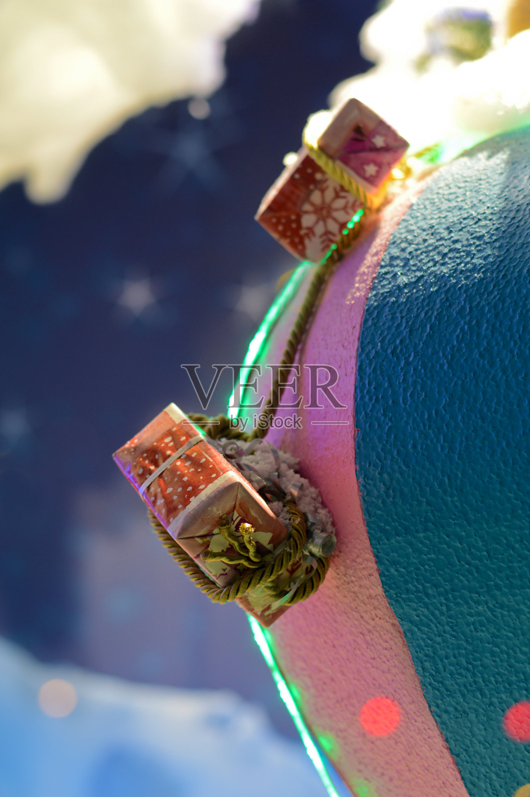 节日气球上的礼品盒。圣诞节用手工工艺品装饰室内，营造节日气氛。照片摄影图片