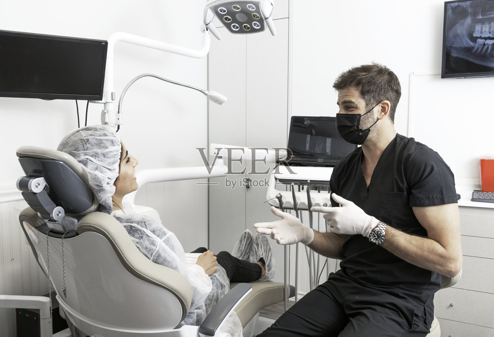 牙医和他的女病人交谈照片摄影图片