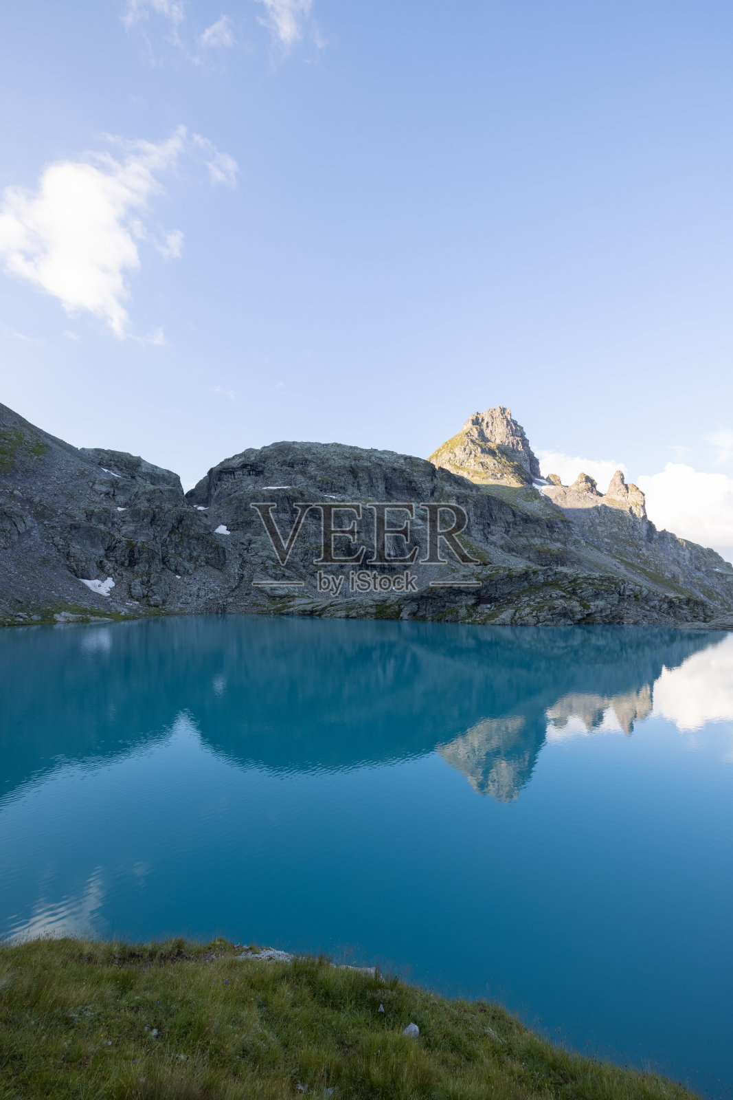 在瑞士一个叫做Schottensee的美丽高山湖泊的美妙景色。美丽的蓝色湖面上史诗般的日出。照片摄影图片