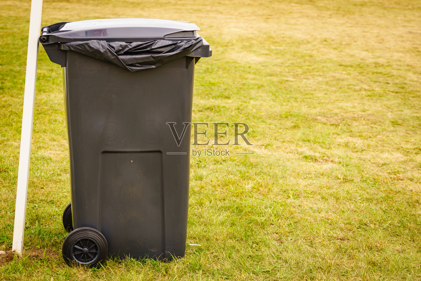 户外塑料垃圾袋回收站照片摄影图片