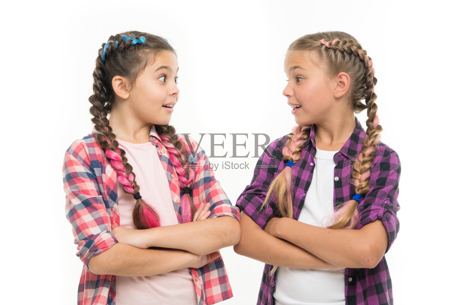 友谊支持和信任。姐妹关系的目标。姐妹在一起孤立的白色背景。姐妹关系。姐妹情是无条件的爱。女孩冷静自信，姐妹交叠双臂照片摄影图片