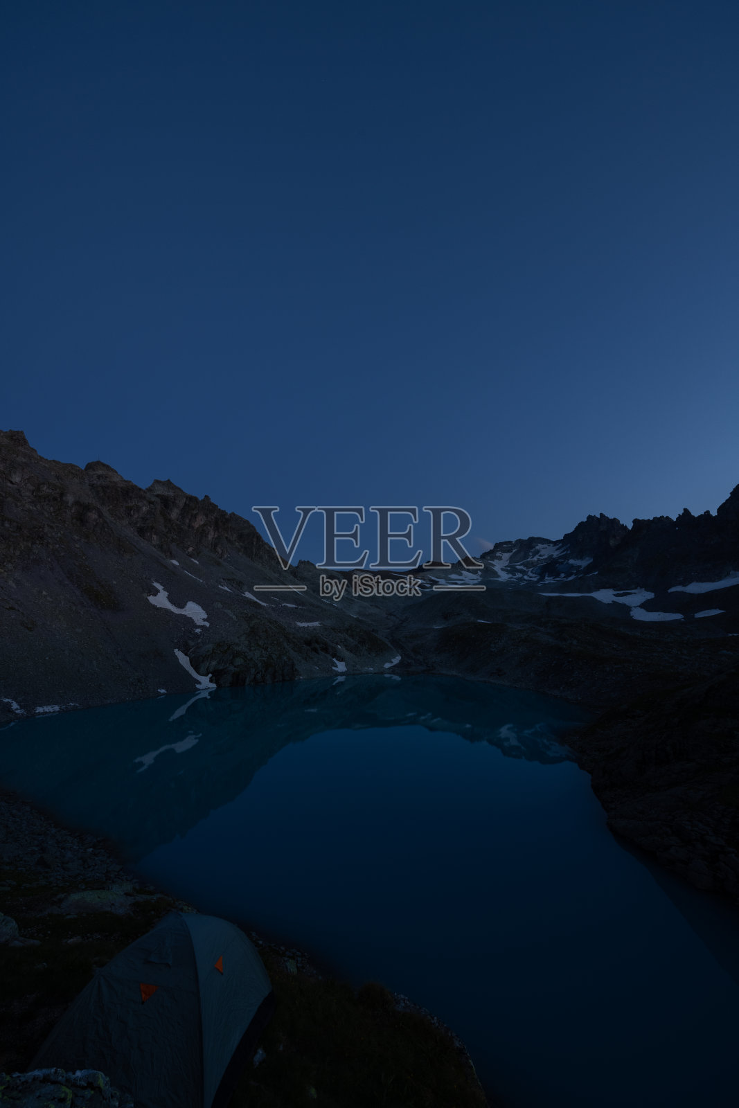 圣加仑州一个叫做Wildsee的高山湖泊的美丽景色。瑞士阿尔卑斯山壮丽的日落。帐篷在前面，景色很美，真是完美的野营日。照片摄影图片