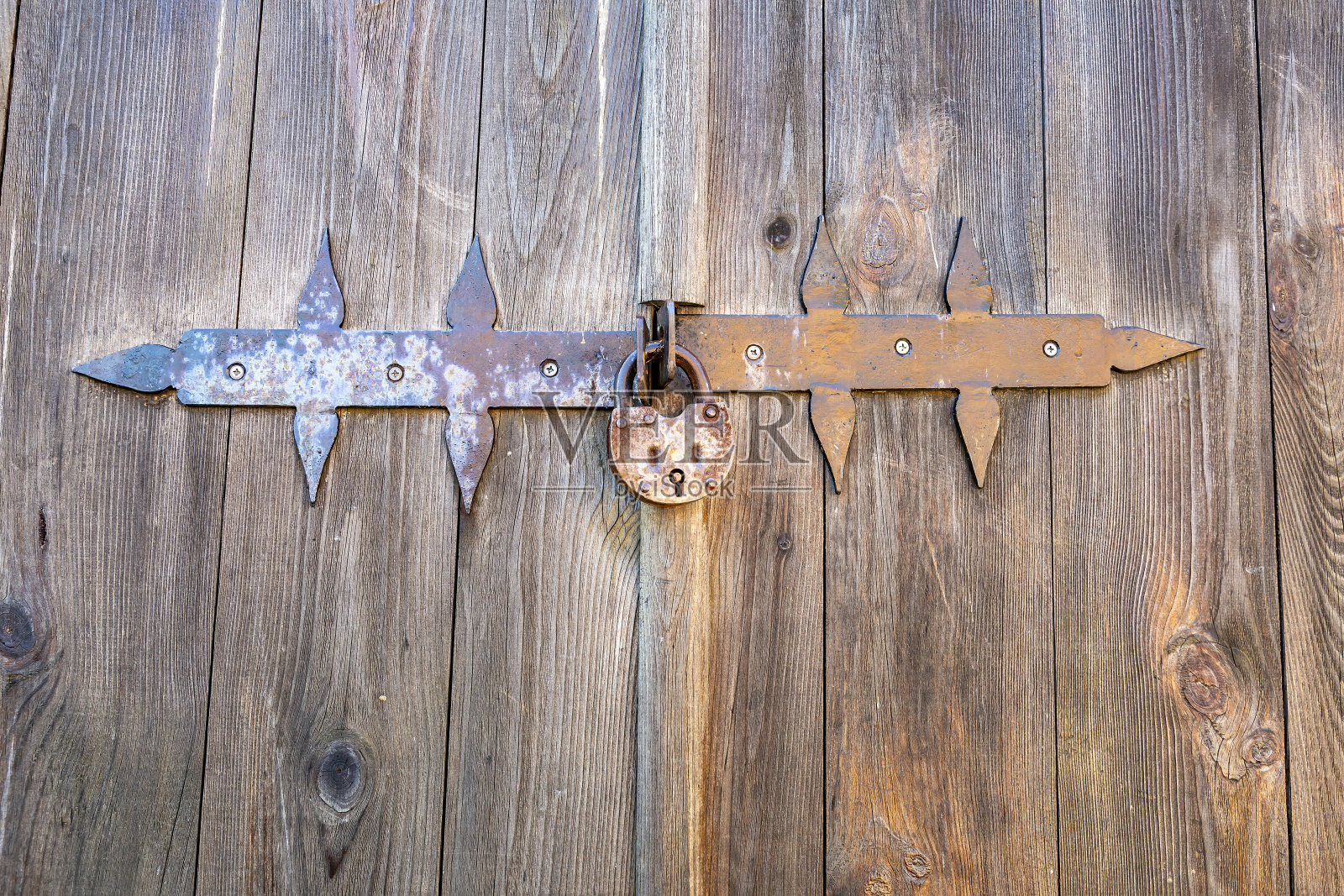 由宽的天然木板制成的旧封闭式大门照片摄影图片
