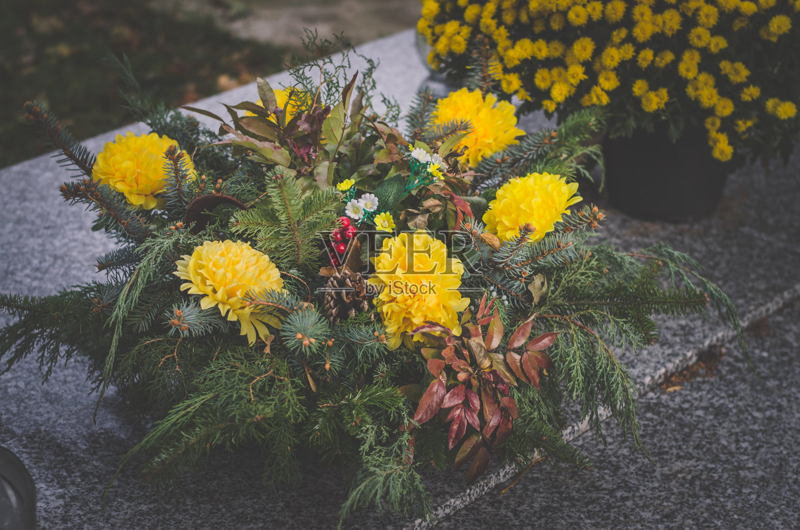 万圣节墓地彩色装饰，葬礼概念照片摄影图片