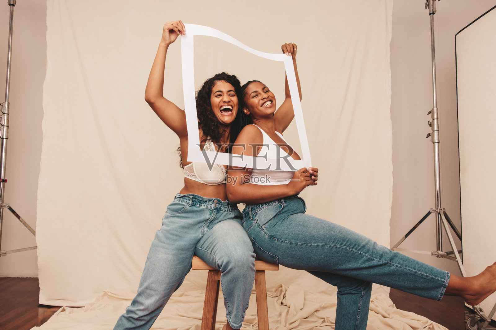 最好的朋友隔着白色相框大笑照片摄影图片