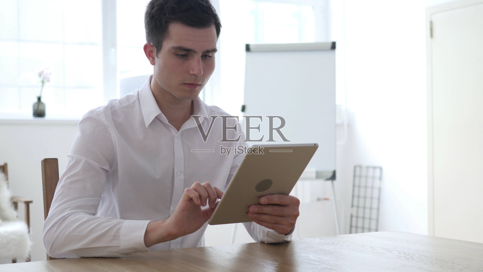 商人使用平板电脑进行在线市场业务照片摄影图片