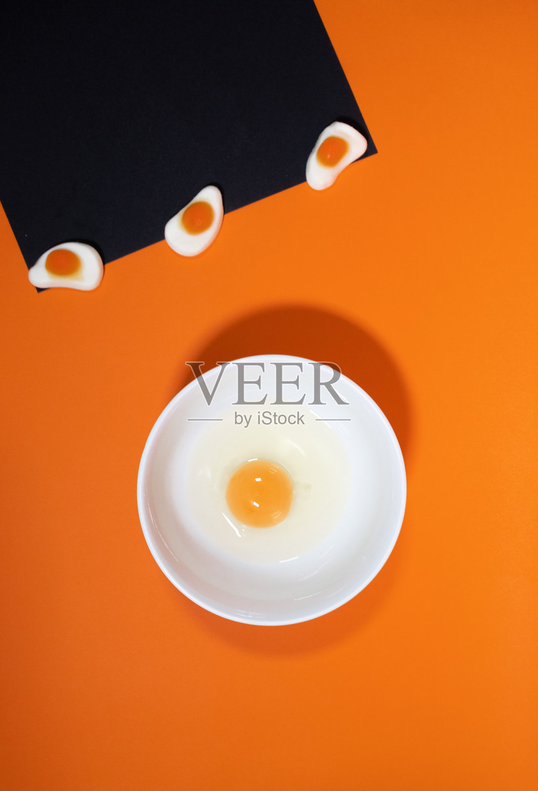 静物画是用鸡蛋软糖和一只装在碗里的鸡蛋做成的照片摄影图片