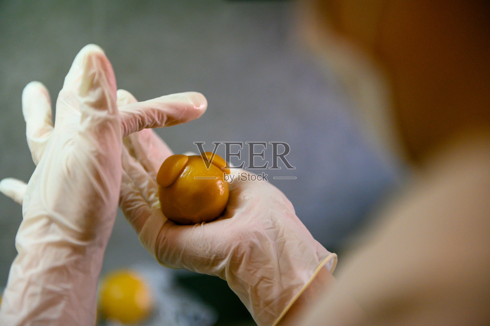 亚洲面包师制作小猪形状的月饼照片摄影图片