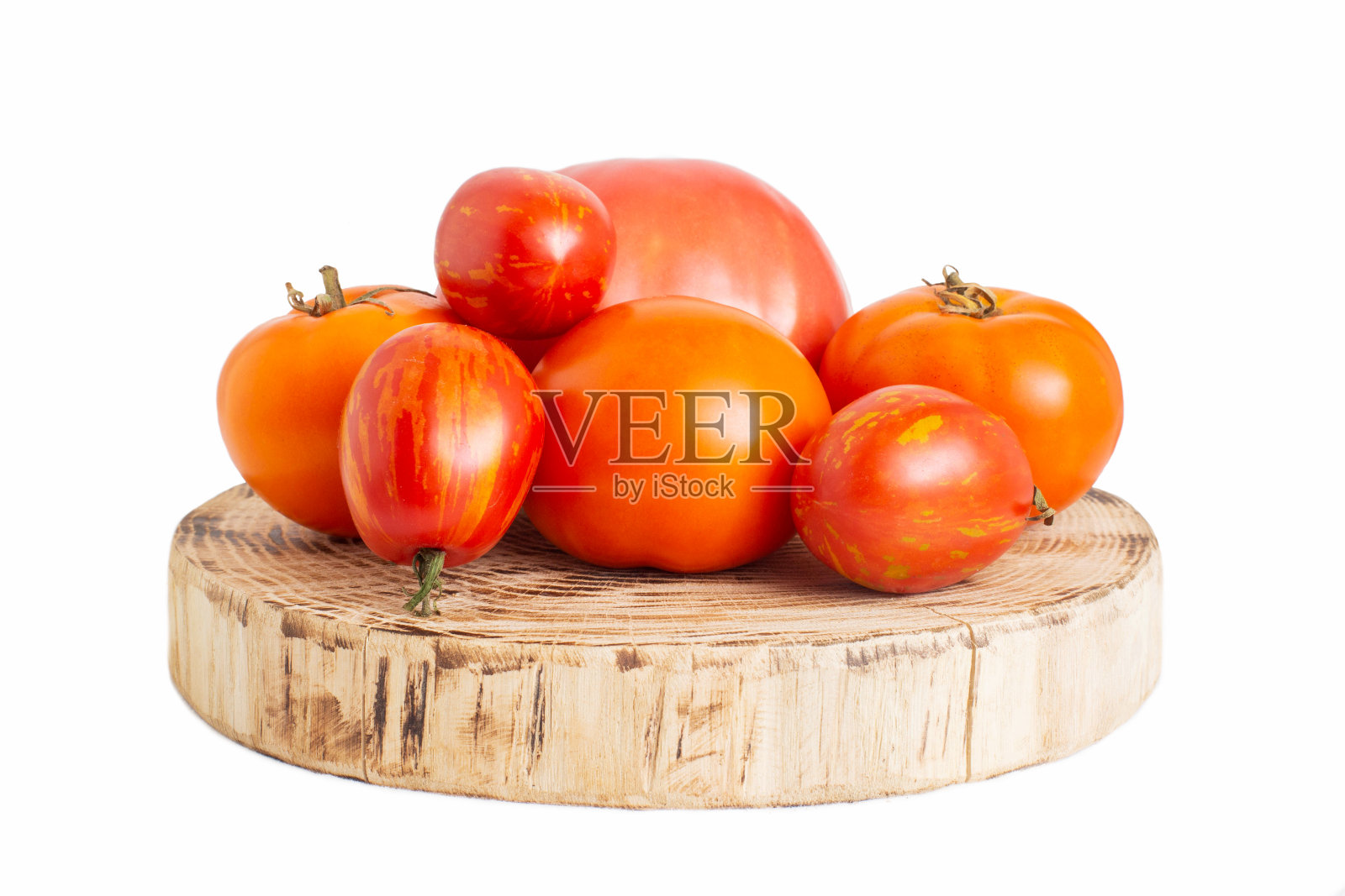 木架上摆放着各种各样的粉色、黄色和橙色西红柿。白色背景隔离。秋收天然番茄，隔离照片摄影图片