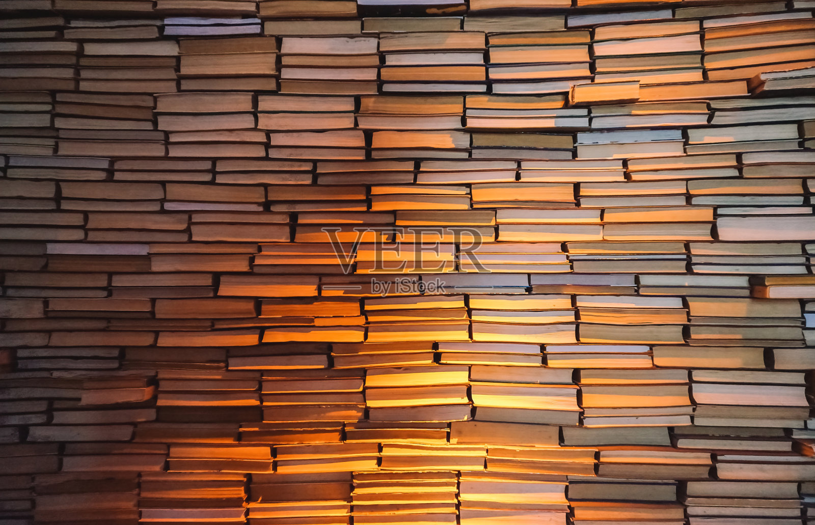 满墙的旧书。的背景照片摄影图片