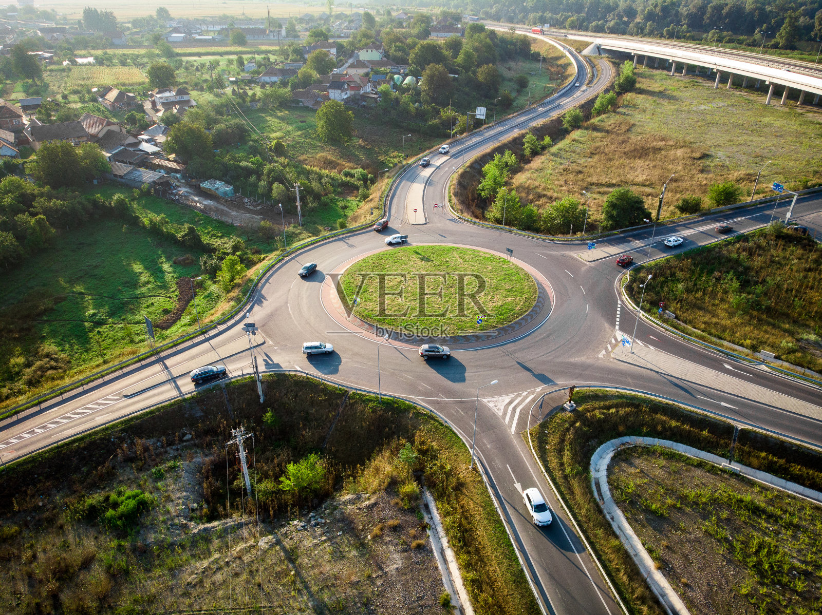 在高速公路上行驶的车辆照片摄影图片