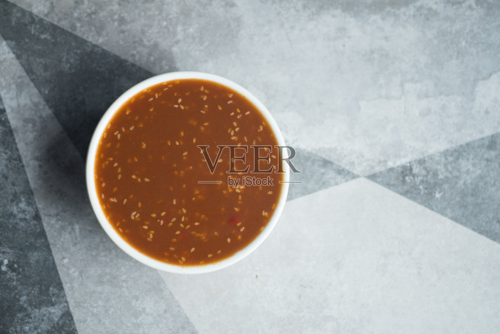 白芝麻苏喜酱在白碗里。俯视图照片摄影图片