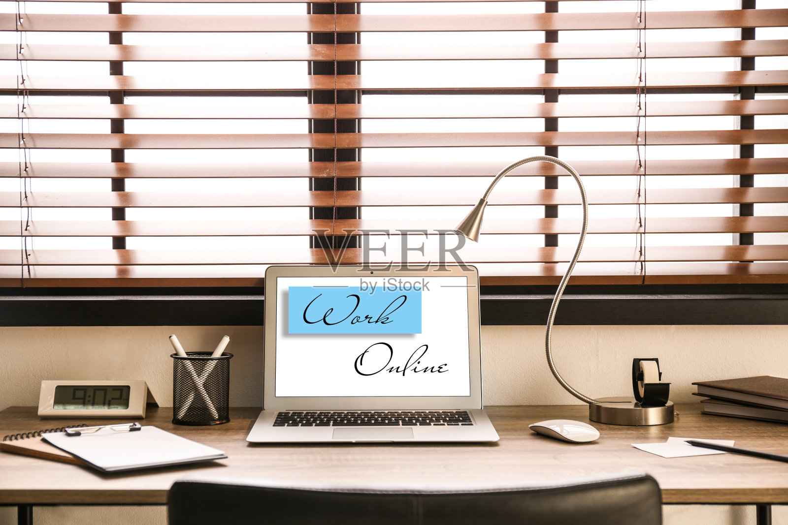 房间里的桌子上放着现代笔记本电脑。居家办公照片摄影图片