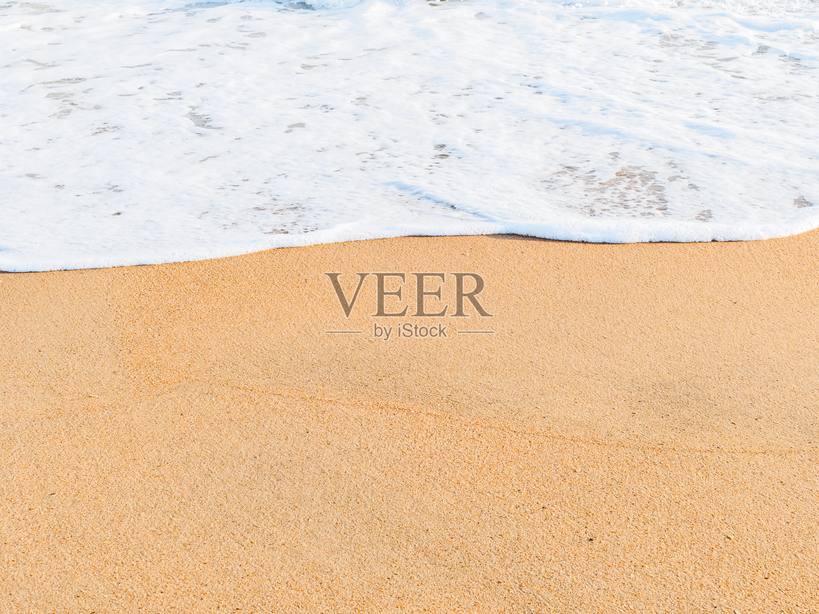 海浪覆盖沙滩，复制空间照片摄影图片