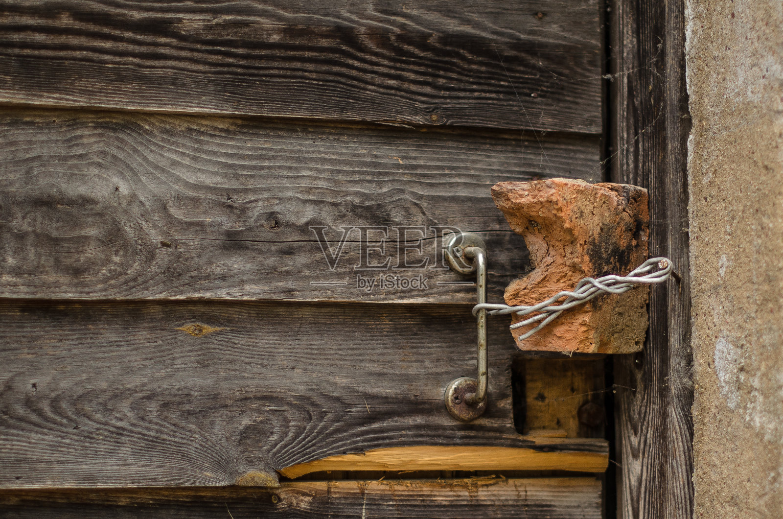 用铁丝和砖头关上旧木门的有趣方法照片摄影图片