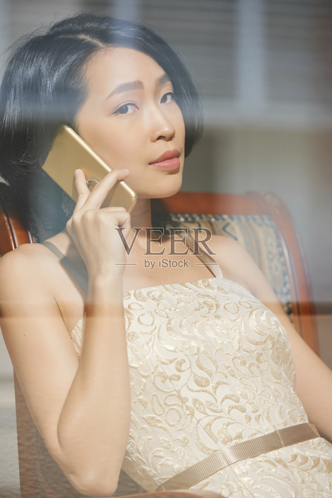 优雅的女人在打电话照片摄影图片