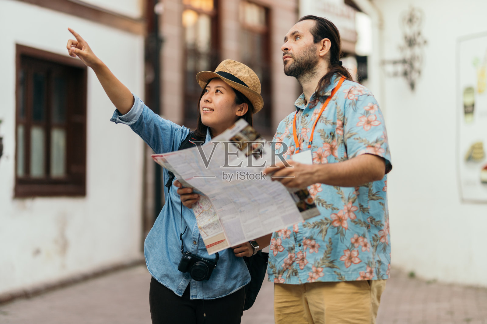 日本年轻女子向导游问路照片摄影图片