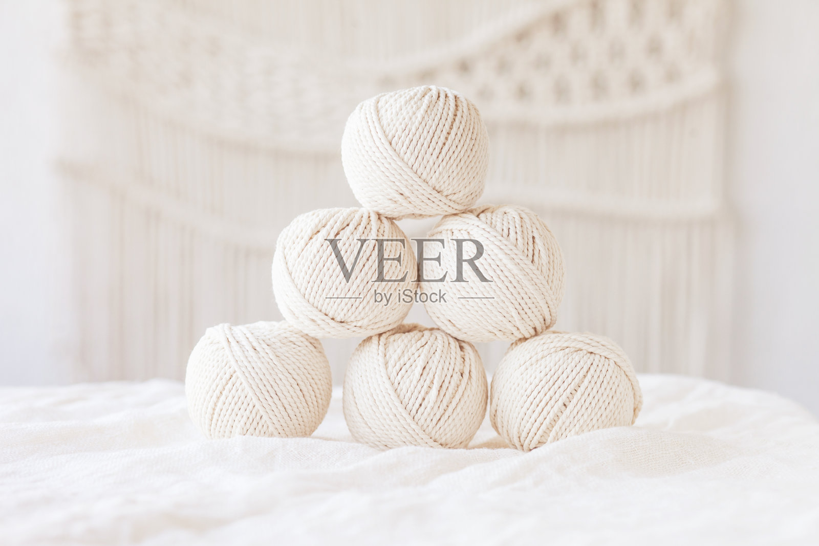 手工编结和棉线。形象良好的流苏和手工艺品横幅和广告。本空间照片摄影图片