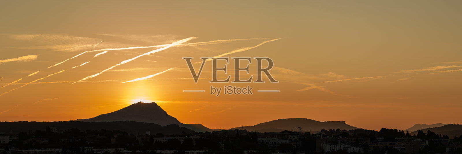 在圣维克托瓦尔山上的日出照片摄影图片