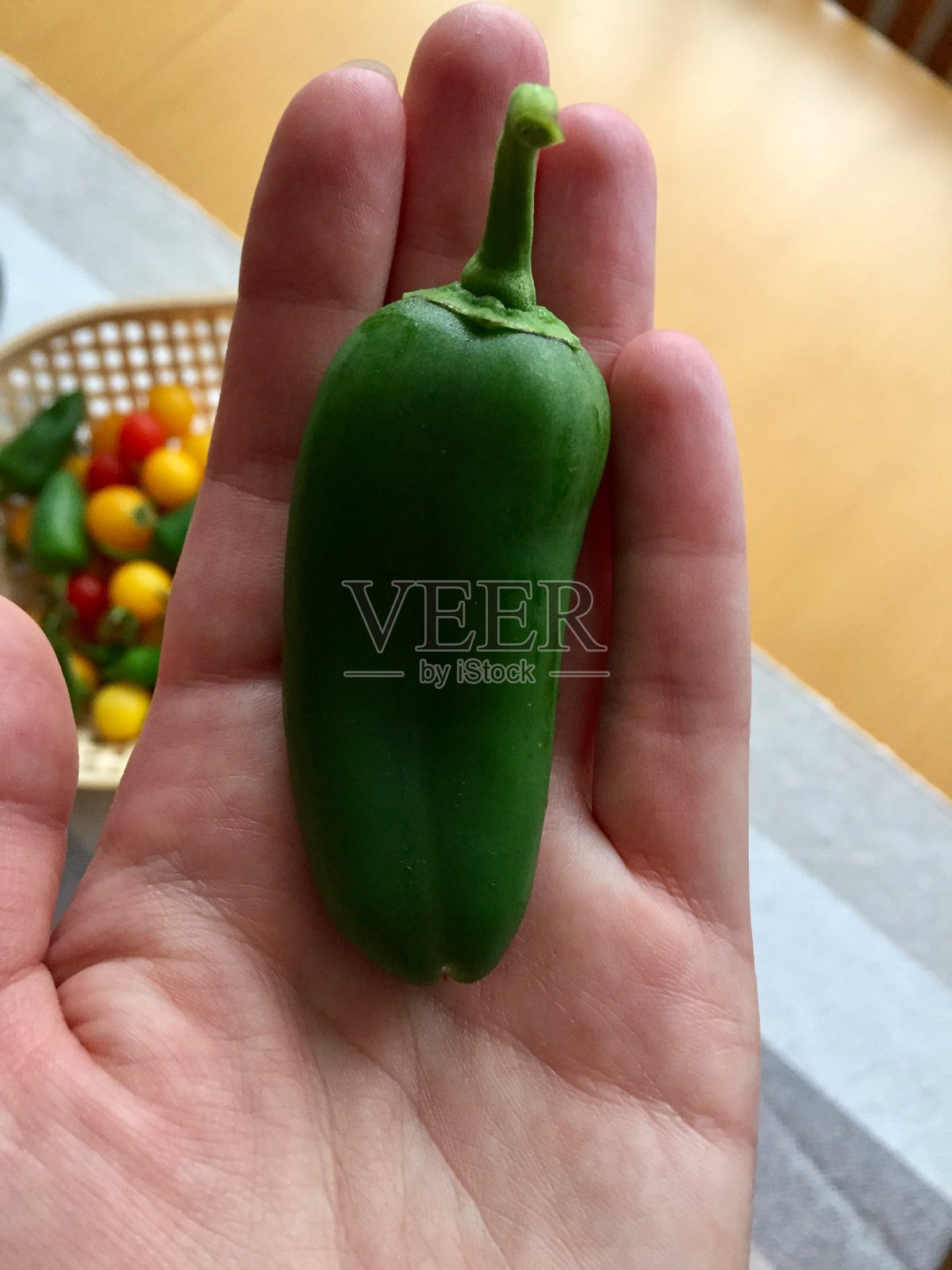 阳台上有花园。第一次收获照片摄影图片