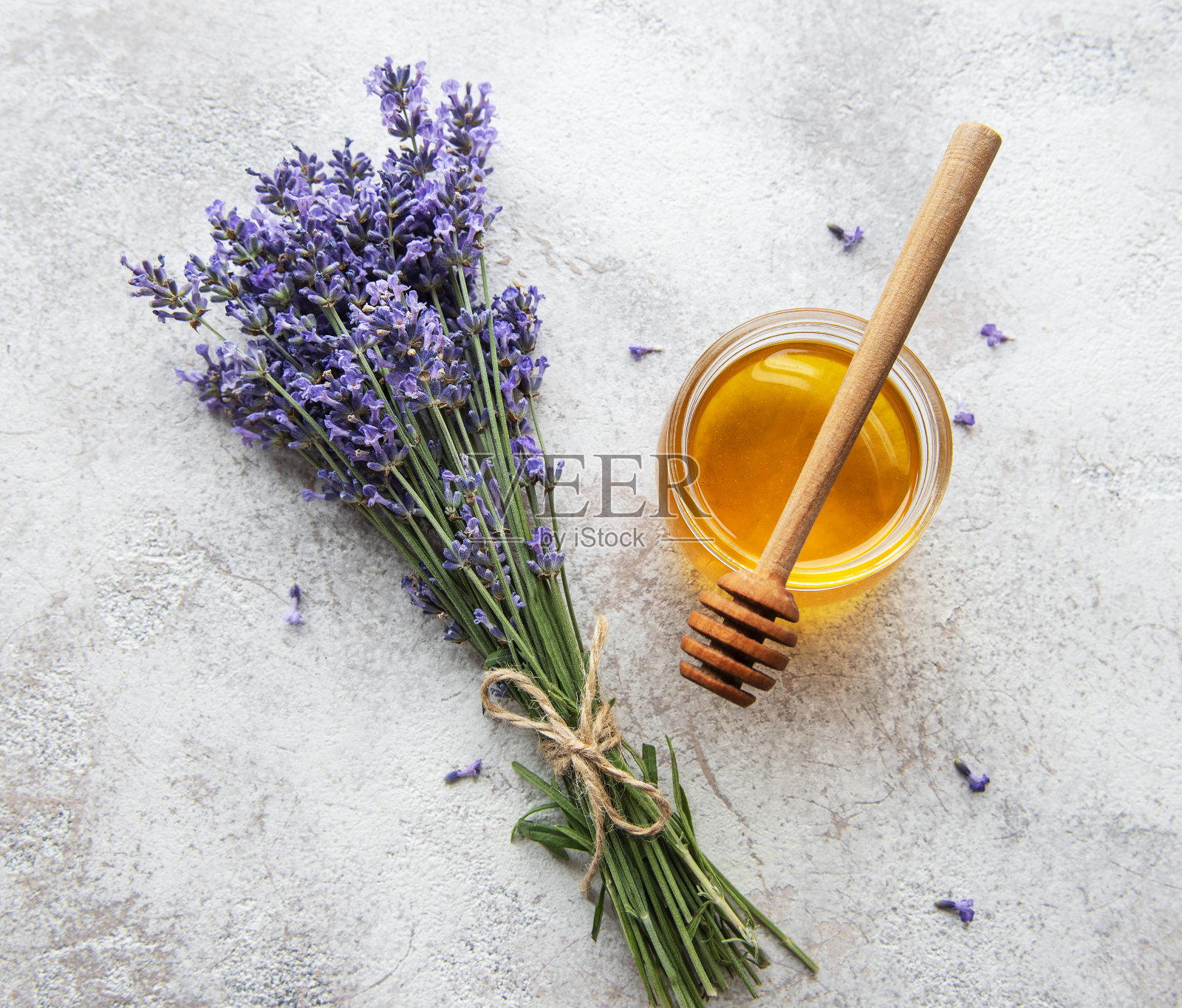 一瓶蜂蜜和新鲜的薰衣草花照片摄影图片
