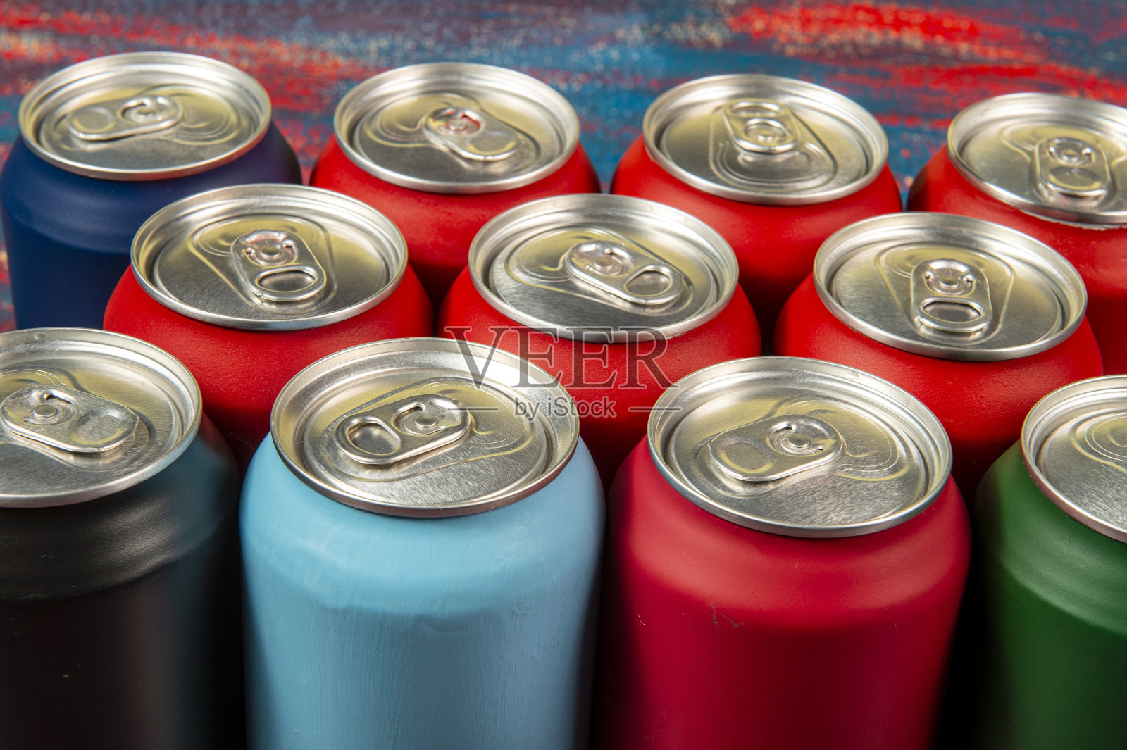 几罐各种颜色的铝汽水照片摄影图片