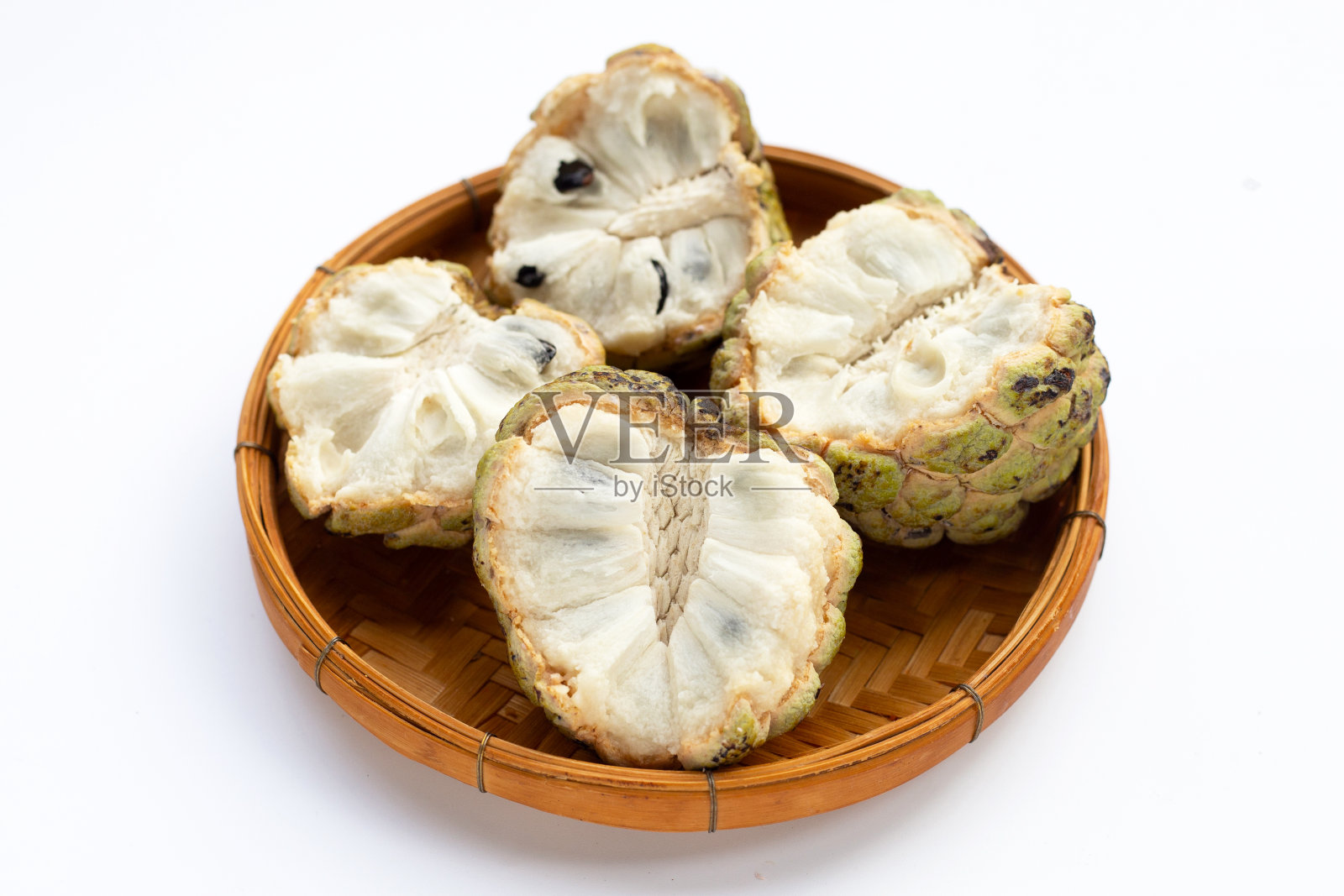 白色背景竹篮里的奶油冻苹果。照片摄影图片