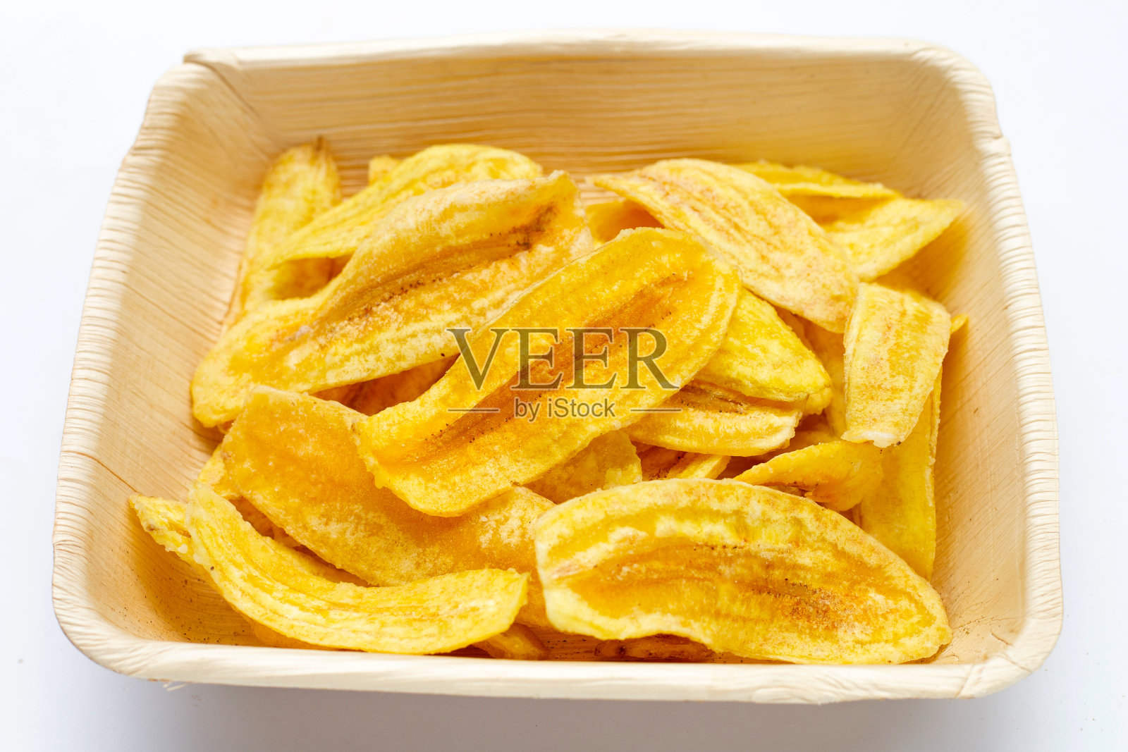 香蕉片放在白色背景的盘子里照片摄影图片