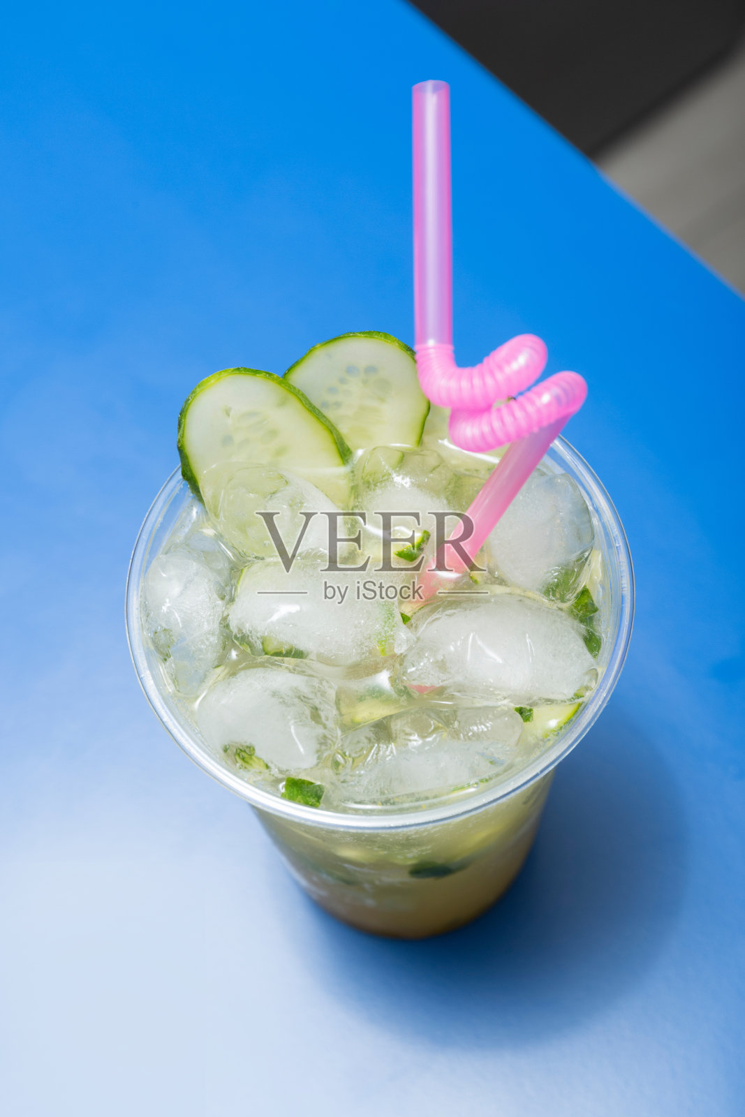 鸡尾酒配黄瓜，酸橙和冰块照片摄影图片