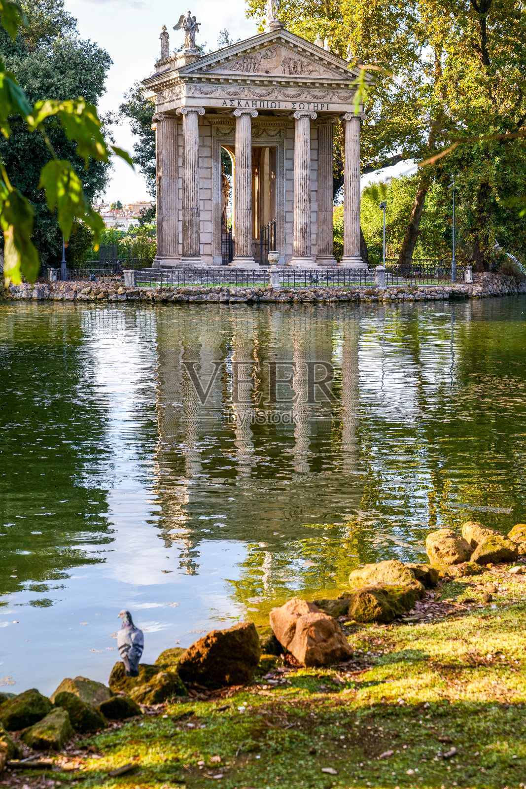 位于罗马绿色中心的波勒赛别墅湖，令人联想和安静的景色照片摄影图片