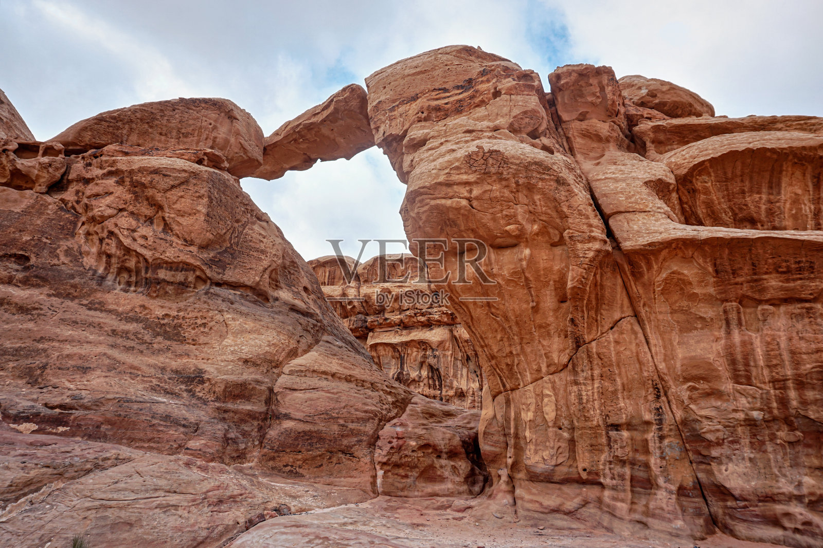 瓦迪拉姆沙漠石崖周围的拱形或岩石窗户照片摄影图片